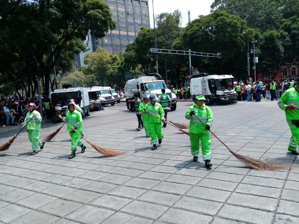 Diariamente 3 mil 596 trabajadores de limpia barren calles de la CDMX