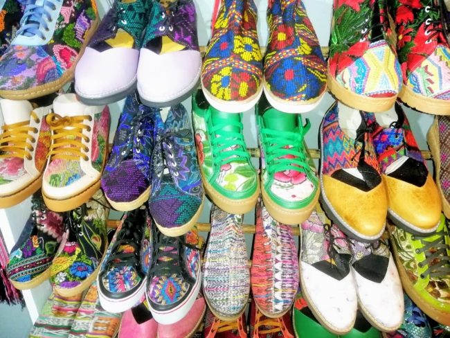 Jóvenes de Xochimilco crean zapatos con textiles tradicionales