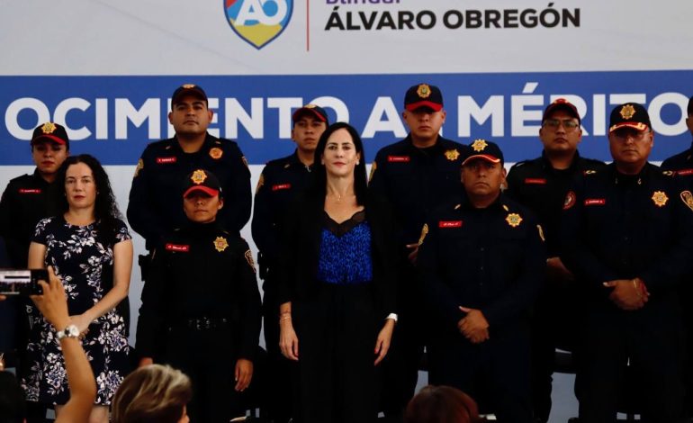 La alcaldesa Lía Limón reconoció ampliamente la labor de 32 elementos policiacos, hombres y mujeres, a quienes entregó estímulos económicos correspondientes al Mérito Policial.