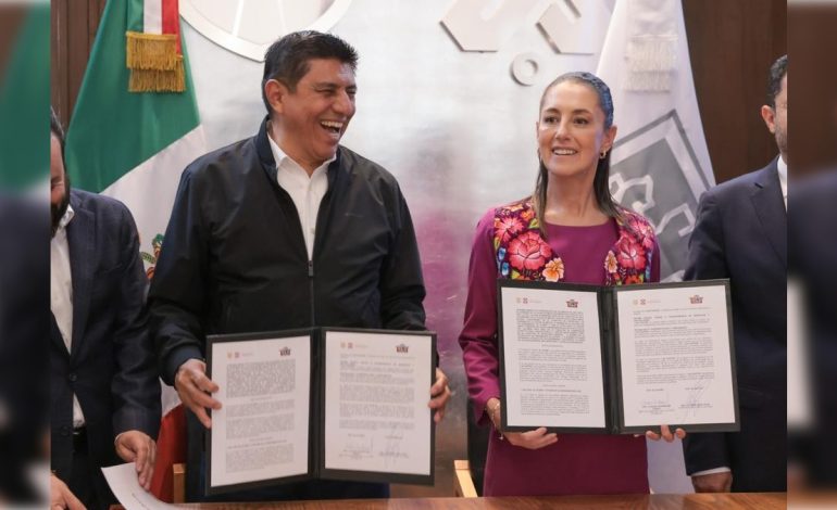 Por la tarde de ayer, Sheinbaum signó acuerdos con el gobernador de Oaxaca, Salomón Jara, para la digitalización de la administración de aquel estado.