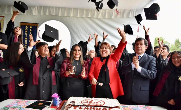 Berenice Hernández Calderón, alcaldesa de Tláhuac, estuvo presente en la ceremonia de graduación del Centro de Bachillerato Tecnológico Agropecuario (CBTA) número 35 del pueblo de San Juan Ixtayopan. 