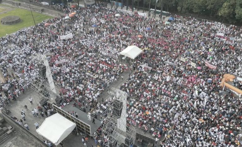 Cierra campaña Monreal ante miles en Tlatelolco