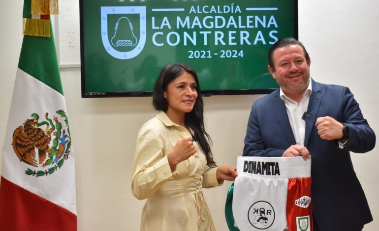 El Güero Quijano desea éxito a la boxeadora contrerense Erika 'Dinamita' Cruz. FOTO: Cortesía AMC