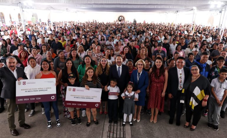 Martí Batres Guadarrama, Jefe de Gobierno de la Ciudad de México, entregó 10 mil 951 tarjetas del Programa “Bienestar para Niñas y Niños, Mi Beca para Empezar”, a estudiantes de nuevo ingreso a escuelas públicas de las Alcaldías, Iztacalco, Venustiano Carranza y Cuauhtémoc. FOTO: GCDMX