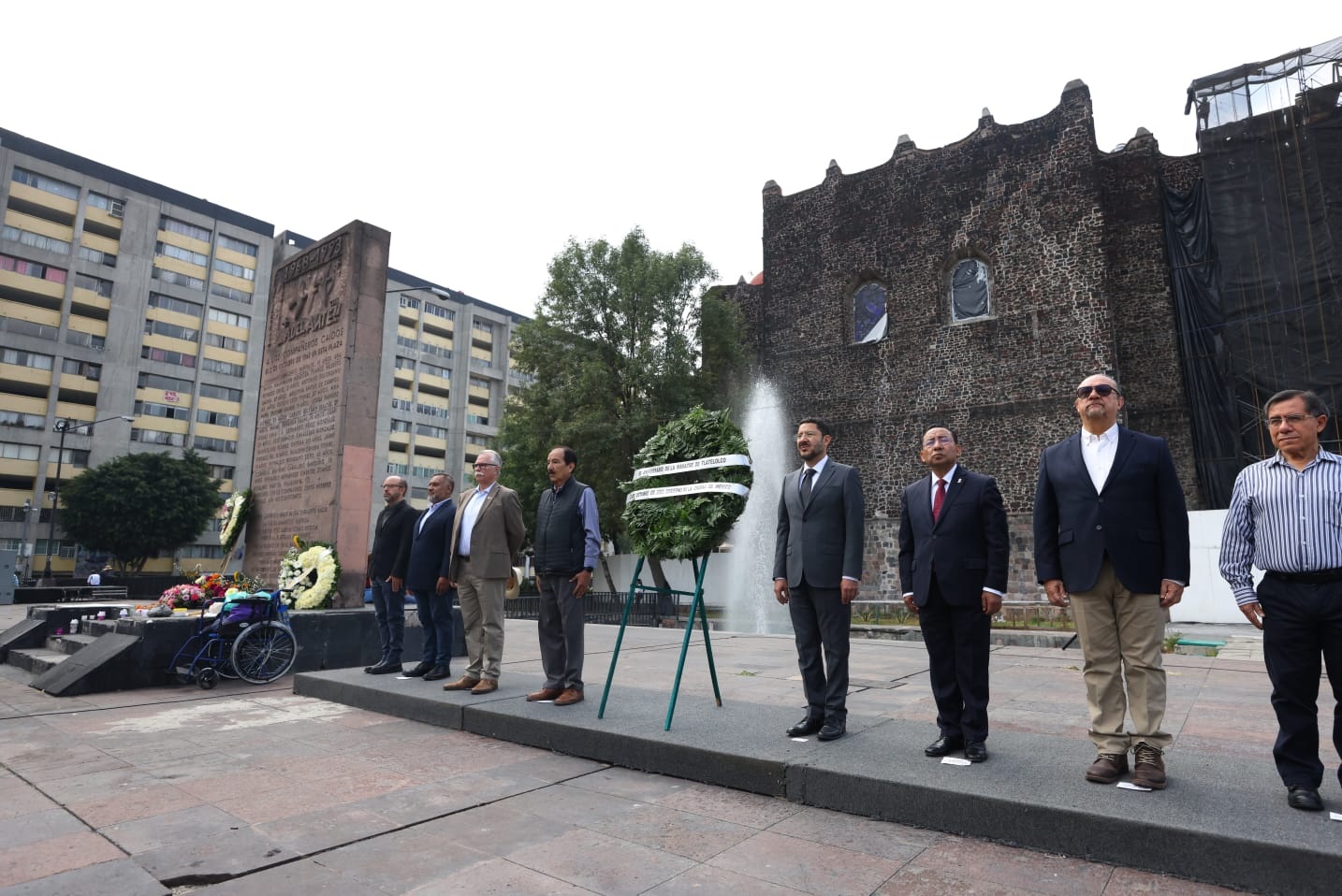 Solitarios, funcionarios CDMX colocan ofrenda en Tlatelolco