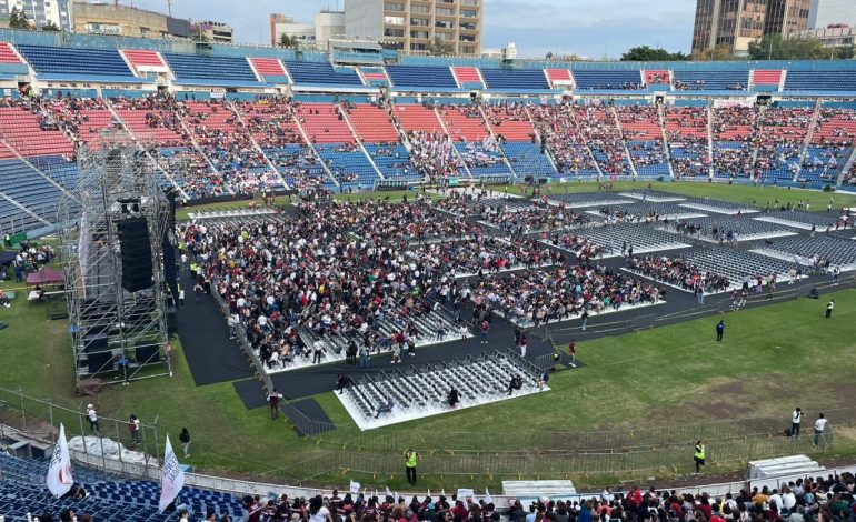 La crisis por la que atraviesa Morena en la Ciudad de México ya escaló a nivel nacional, porque afectó de manera directa a la virtual candidata presidencial, Claudia Sheinbaum. Ese sisma en el partido gobernante podría llamarse el ‘efecto Harfuch’. FOTO: @kenialopezr