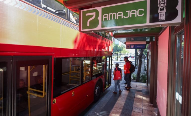 El jefe de Gobierno Martí Batres renombró la estación de la Línea 7 del Metrobús “Amajac”, que anteriormente se llamaba “Glorieta de Colón”, con la idea de transformar el significado de símbolos coloniales y reivindicar la memoria histórica de las comunidades indígenas de la Ciudad de México. FOTO: GCDMX