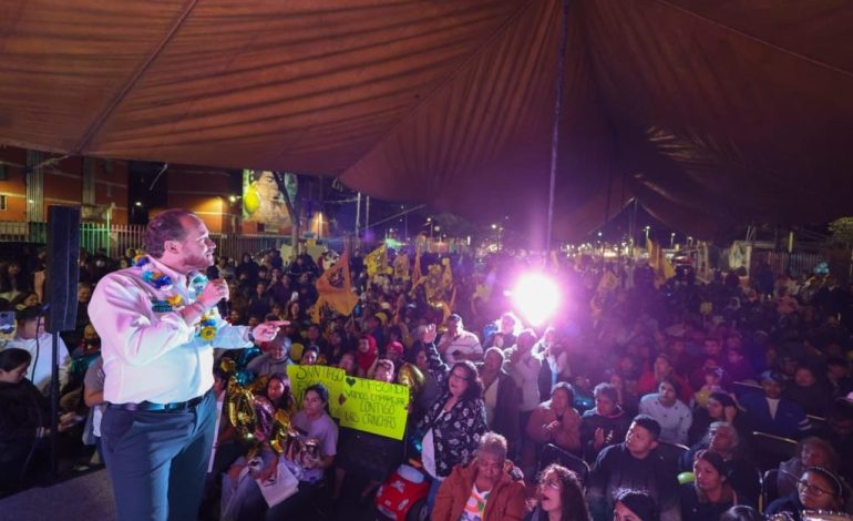 El precandidato del Frente Amplio por la Ciudad de México, Santiago Taboada encabezó por séptima ocasión en el último mes una asamblea pública en Iztapalapa. FOTO: Campaña Taboada