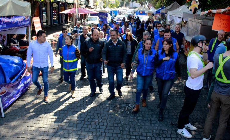 Visitan miles de personas el Belén instalado en el frontispicio del Palacio de Cortés. Familias enteras recorren los jardines Hidalgo y Centenario en el centro histórico de Coyoacán durante las fiestas decembrinas. FOTOS: Especial