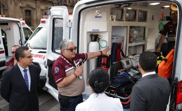 Gobierno federal dona ambulancias a la CDMX