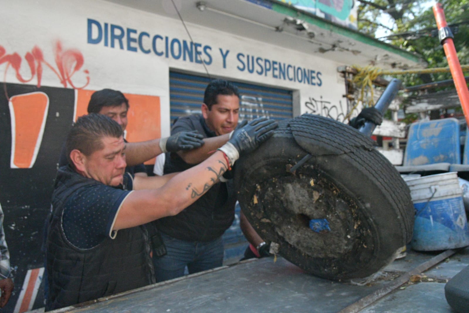 Retiran más de 2 toneladas de obstáculos en vía pública de Azcapo