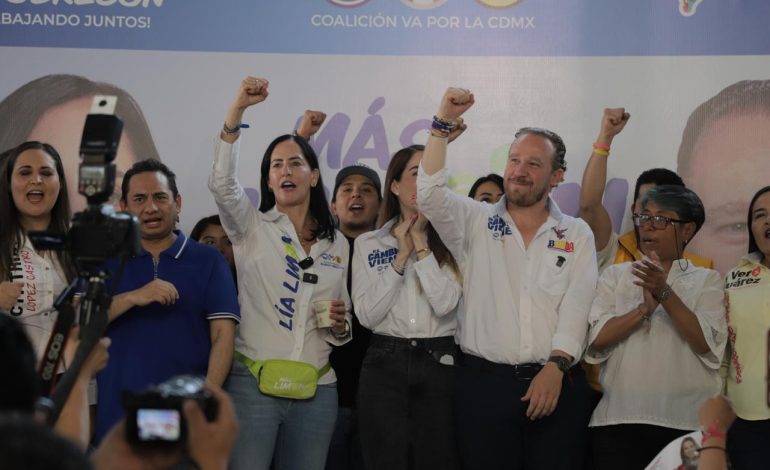 Reunidos con vecinos de la Unidad Habitacional Plateros, Lía Limón y Santiago Taboada se comprometieron a trabajar juntos para hacer de Álvaro Obregón el mejor para vivir de la CDMX. FOTO: Especial