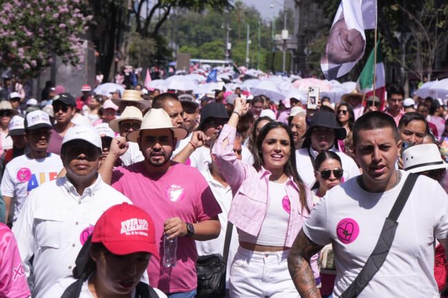 Participa Ale Rojo  en la marcha de la Marea Rosa