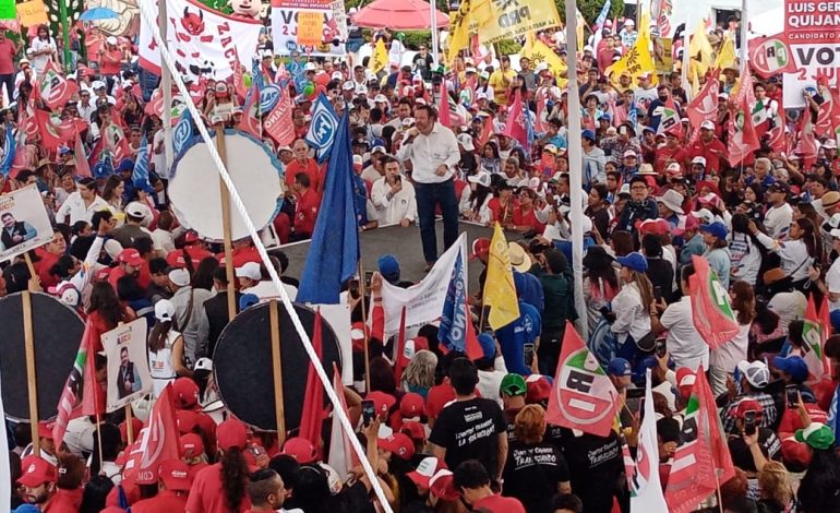 En un evento multitudinario celebrado en la explanada de la Alcaldía de La Magdalena Contreras, los candidatos a Alcalde, diputados federal y local, Luis Gerardo “El Güero” Quijano, Diana Lara y Ernesto Alarcón, y ante la presencia del candidato a Jefe de Gobierno, Santiago Taboada, cerraron su campaña proselitista ante más de 3 mil contrerenses priistas, panistas y perredistas. FOTOS: Especial