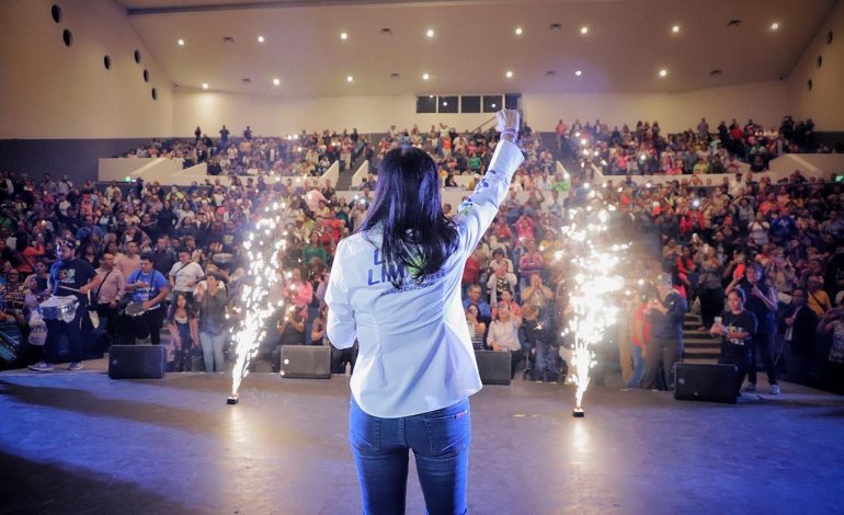 Al agradecer a las y los vecinos de Álvaro Obregón su cariño, confianza y apoyo durante la campaña, la candidata de la alianza “Va por la CDMX” a la alcaldía, Lía Limón, los exhortó a que el domingo dos de junio ratifiquen su decisión de “echarle más limón a Álvaro Obregón” y llevar a la demarcación a ser la mejor de la Ciudad de México durante los próximos tres años. FOTO: Especial