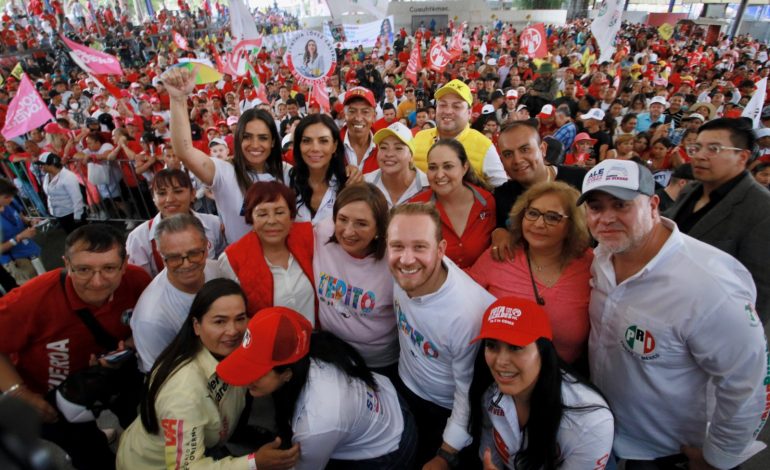 En un recorrido por el barrio de Tepito los candidatos de oposición, Xóchitl Gálvez, a la Presidencia de la República, y Santiago Taboada, a la Jefatura de Gobierno, pidieron el voto de confianza al gremio de los comerciantes a quienes les prometieron revivir el seguro popular para que tengan buena atención a la salud, así como apoyo para vivienda. FOTO: Especial