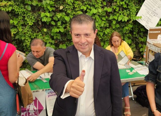 Emite su voto Giovani Gutiérrez,  candidato de PRI, PAN y PRD en Coyoacán