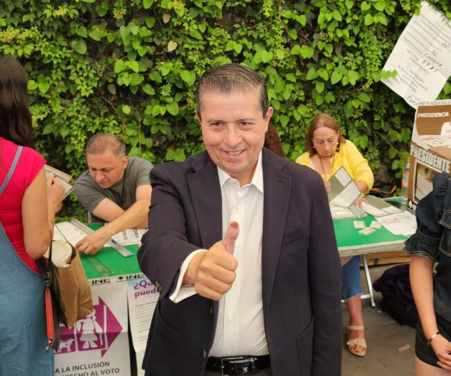 Emite su voto Giovani Gutiérrez,  candidato de PRI, PAN y PRD en Coyoacán