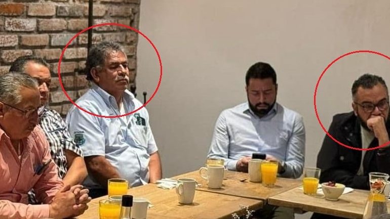 Ricardo Del Moral, líder de la Sección 1 del SUTGCDMX (tercero de izquierda a derecha), en reunión transando con Fernando Mercado.