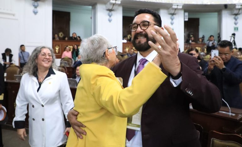 Olga y Ulises bailan de ‘cachetito’ en sesión solemne