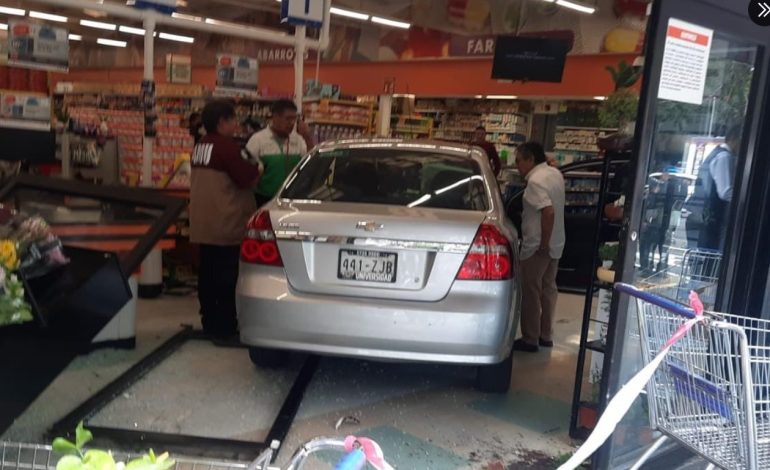 Impacta mujer auto contra zona de cajas de supermercado; hay 11 lesionados