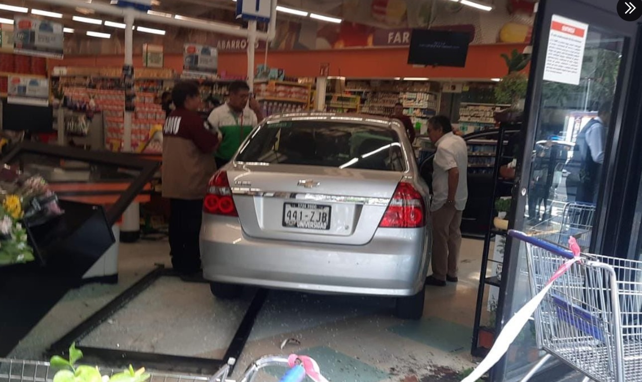 Impacta mujer auto contra zona de cajas de supermercado; hay 11 lesionados