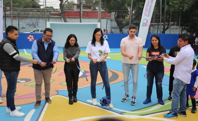 Lía Limón entregó la cancha de fútbol rápido "Canario" en colaboración con Comex y Blue Women Pink Men. La alcaldesa aseguró que este es un ejemplo del rescate de espacios públicos para dignificarlos y hacerlos seguros para que niñas y niños, jóvenes y familias enteras, puedan disfrutar de ellos. FOTOS: Especial