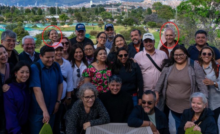 El presidente del Consejo Ciudadano (Morenista) para la Seguridad y la Justicia, Salvador Guerrero Chiprés anda de ‘colado’ en Santa Fe de Bogotá, Colombia, con su jefa de Gobierno electa, Clara Brugada, y los alcaldes de ese partido también. FOTO: X / Clara Brugada