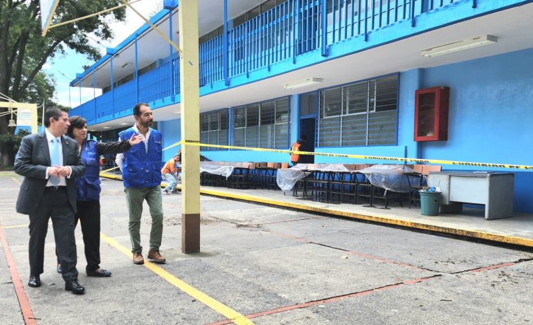 La Alcaldía Coyoacán intensificó las tareas de mantenimiento de espacios escolares en planteles de educación primaria y secundaria, previo al inicio del ciclo escolar 2024-2025, porque esta es una de las demandas más sentidas de las y los coyoacanenses, dijo el alcalde Giovani Gutiérrez Aguilar.