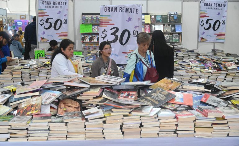 El Jefe de Gobierno, Martí Batres Guadarrama, visitó el 18° Gran Remate de Libros y Películas en el Monumento a la Revolución. FOTOS: Especial