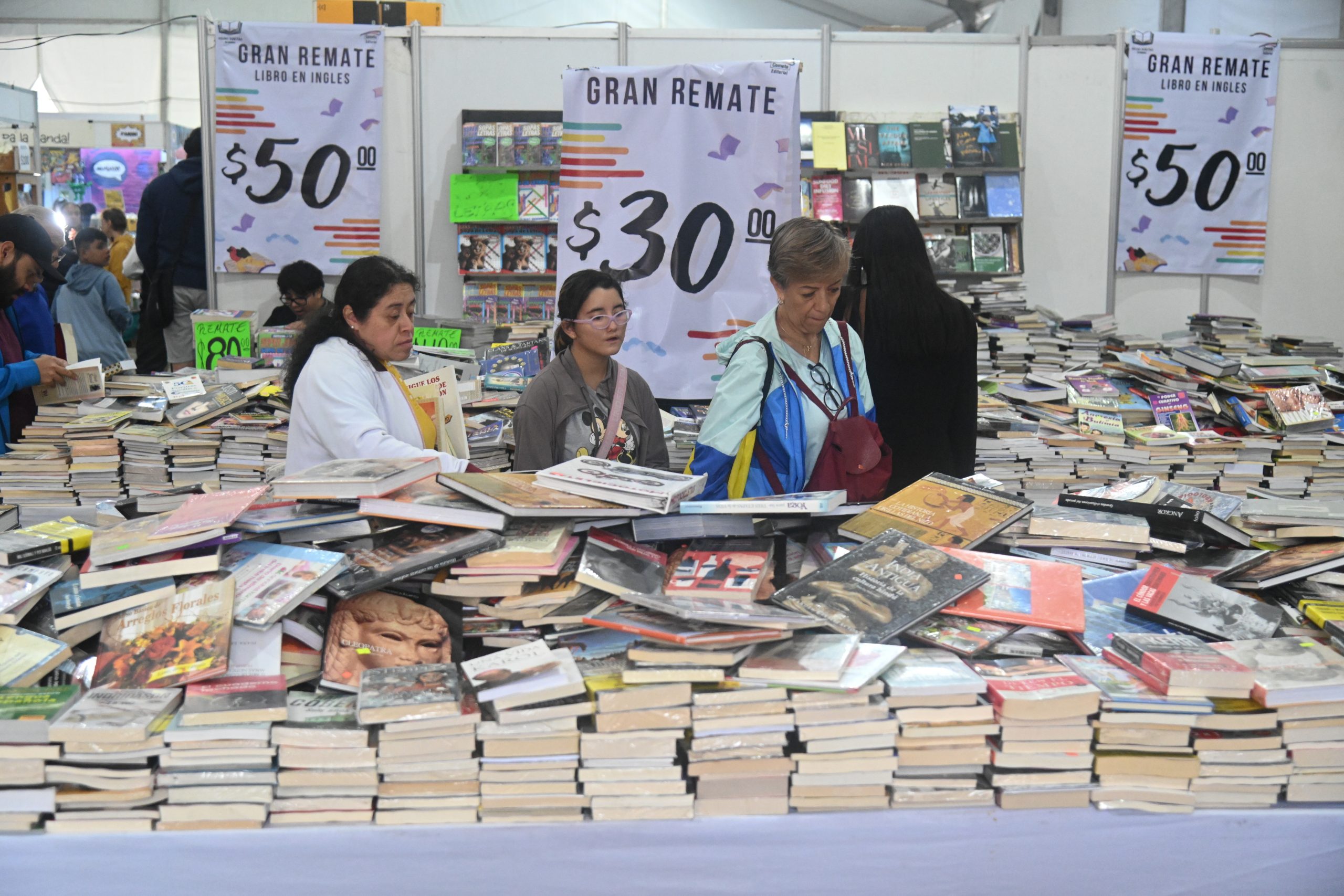 Gran remate de libros y películas en el Monumento a la Revolución