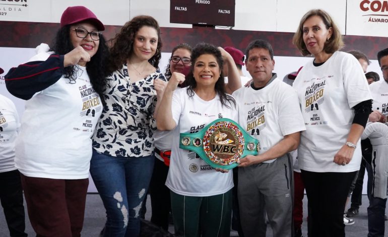 Se preparan para la clase nacional de boxeo en el Zócalo