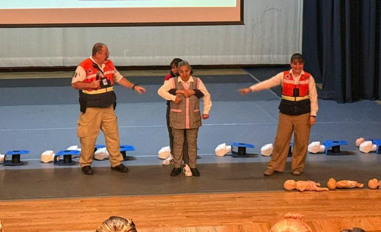 El personal recibió preparación en primeros auxilios, evacuación y respuesta ante emergencias para reforzar la seguridad de niñas, niños y usuarios de espacios comunitarios.