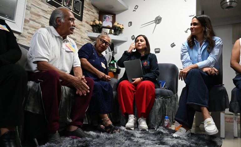 “Nosotros no esperamos a que nos busquen. Tocamos las puertas, vamos a las calles, a los jardines, a las plazas. Ahí donde está la gente, ahí debe estar el gobierno”, expresó la mandataria al inicio del encuentro.
