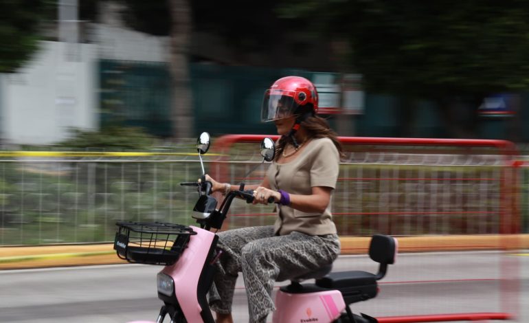 Con el objetivo de acercar a la población a nuevas alternativas de movilidad y fomentar la conciencia ambiental desde lo local, el Gobierno de Cuauhtémoc, que encabeza Alessandra Rojo de la Vega llevó a cabo la jornada Ecomobility MX: Conduce Verde en la Cuauhtémoc, una experiencia ciudadana orientada a promover una conducción más segura, incluyente y sustentable.