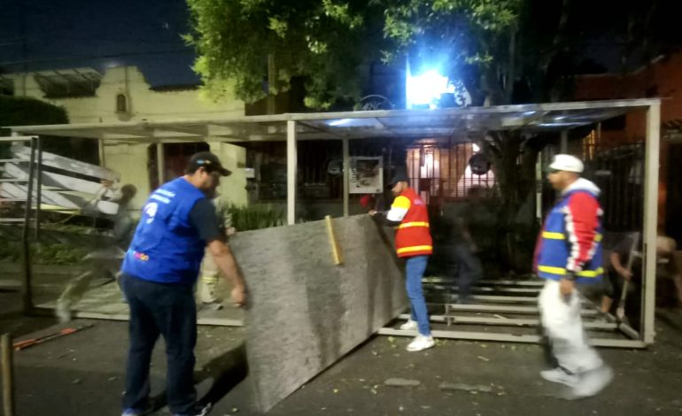 Al no contar con las autorizaciones ni cumplir con la normatividad especificada en la Gaceta Oficial de la Ciudad de México, fueron retiradas estructuras de cafeterías y restaurantes que obstruían la vía pública en diversos puntos de la demarcación a fin de recuperar el espacio público y permitir el libre tránsito.
