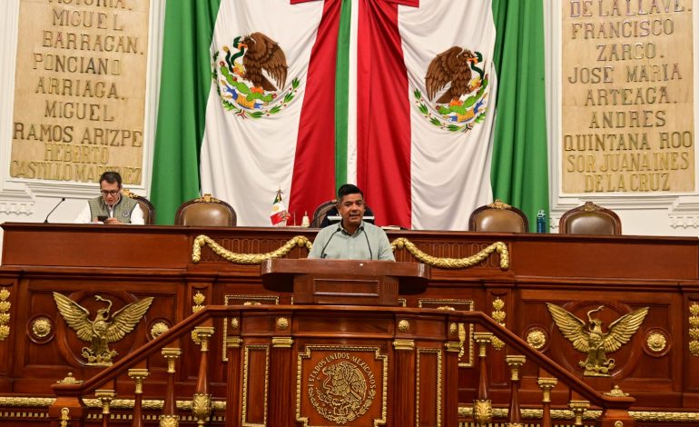 Al subir a tribuna, el diputado Juan Estuardo Rubio Gualito (PVEM) expuso que durante años estas personas trabajadoras han sido precarizadas, a pesar de sostener una parte vital de la economía urbana aún en pandemia. FOTO: Especial