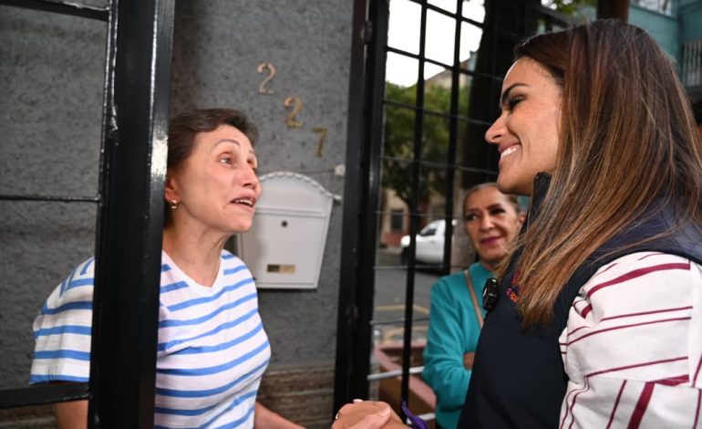 La jornada Alcaldía en tus manos llegó a la colonia Ampliación Asturias, donde la alcaldesa Alessandra Rojo de la Vega, acompañada de su equipo de directores generales, recorrió calles y visitó hogares para escuchar y atender directamente a vecinas y vecinos. FOTO: Especial