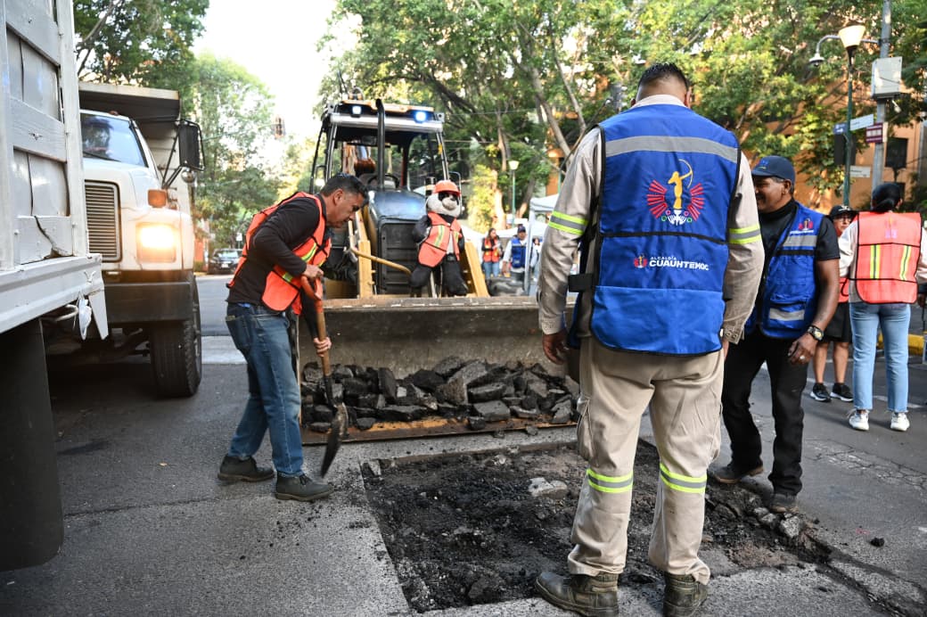 Alcaldía tapa baches y repara luminarias en colonia Juárez