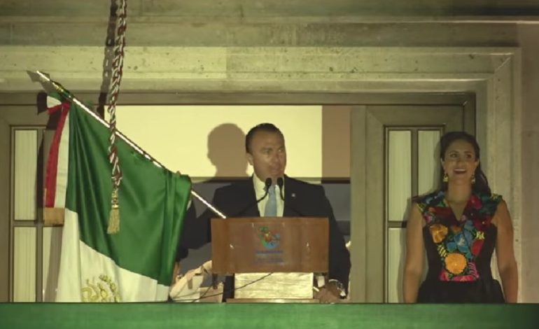 El alcalde de Cuajimalpa, Carlos Orvañanos Rea prefirió ser muy tradicional en las arengas del Grito de Independencia, ante unas 3 mil personas que se dieron cita en la explanada de la Alcaldía.