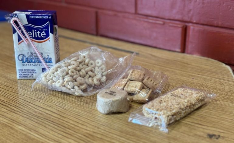 A diferencia de años anteriores, que se proporcionaba el alimento en la cuarta semana del año lectivo, en esta ocasión inicia en la semana dos del presente ciclo escolar; también, por primera vez, a cada ración alimenticia, en la modalidad fría, se le incorporará verdura deshidratada un día a la semana, a fin de enriquecer su valor nutricional. FOTO: Especial