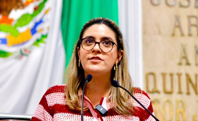 La diputada Cecilia Vadillo, de Morena, o no sabe contar, o ya imitó las malas prácticas políticas de su aliado político, el Diputado 777, Víctor Romo, con quien se sale a patrullar las calles de la Miguel Hidalgo. FOTO: Especial