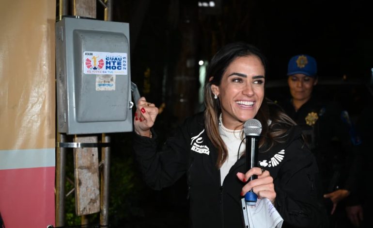 En la colonia Condesa, la alcaldesa Alessandra Rojo de la Vega encabezó el encendido simbólico y la entrega de 467 luminarias, que permitirán iluminar 9.87 kilómetros de vialidades y áreas comunes. FOTO: Especial